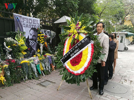 ผู้นำและประชาชนเวียดนามร่วมไว้อาลัยท่าน ฟิเดล คาสโตร ผู้นำคิวบา ณ กรุงฮานอย hình 14 ผนำและประชาชนเวยดนามรวมไวอาลยทาน ฟเดล คาสโตร ผนำควบา ณ กรงฮานอย hinh 14