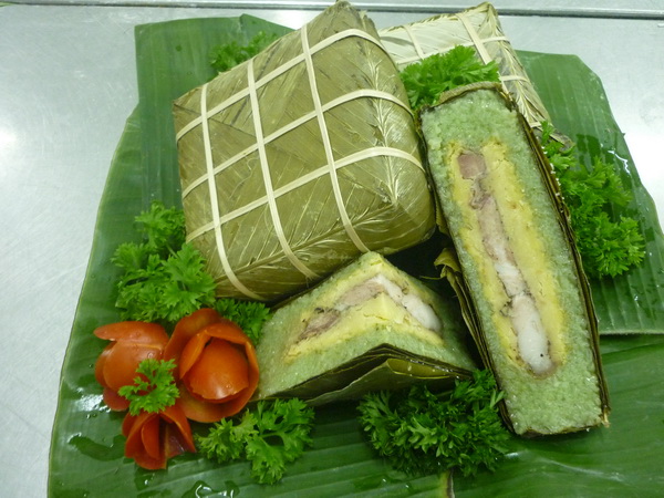 Membuat kue Chung tradisional Vietnam pada Hari Raya Tet