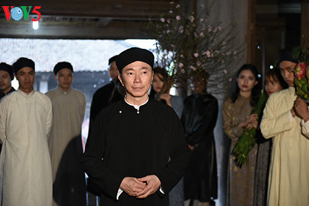 dai su quang ba ve dep ao dai viet trong mua xuan hinh 6