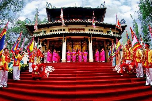 Memperkenalkan sepintas lintas tentang ritual membakar hio di Kuil Raja Hung pada musim Semi 2018