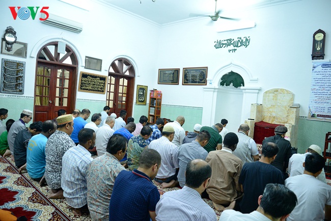 Memperkenalkan sepintas lintas tentang suasana merayakan hari Idul Fitri di Vietnam