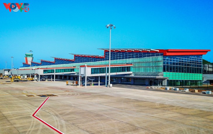 Panorama bandara internasional Van Don di tengah-tengah laut dan langit daerah Dong Bac (Timur Laut)
