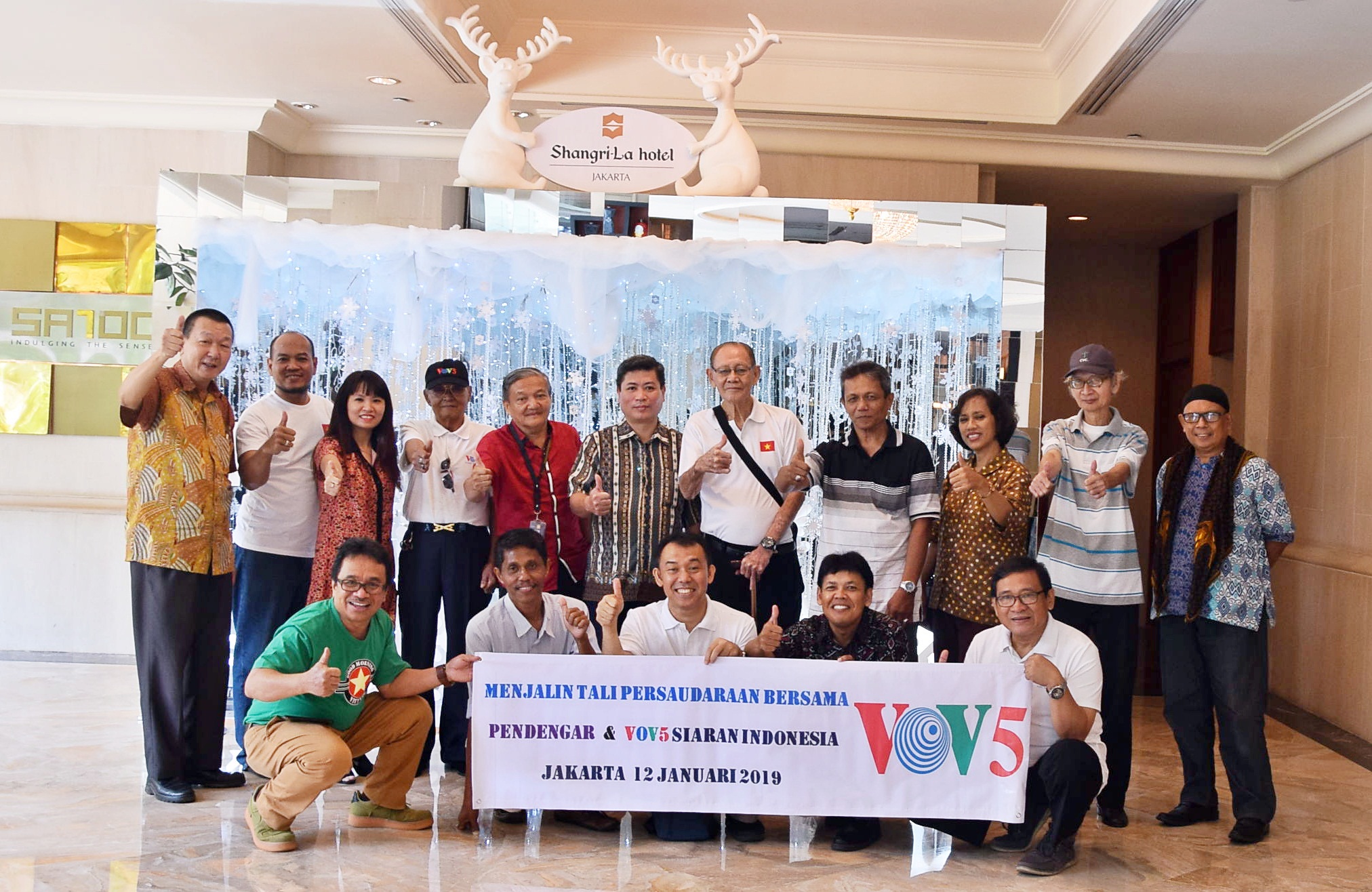 VOV5 melakukan pertemuan dan menyampaikan penghargaan “Pendengar Tipikal tahun 2018” di Jakarta, Indonesia