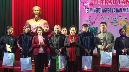 Нгуен Тхи Зоан поздравила некоторые подразделения c Тэтом