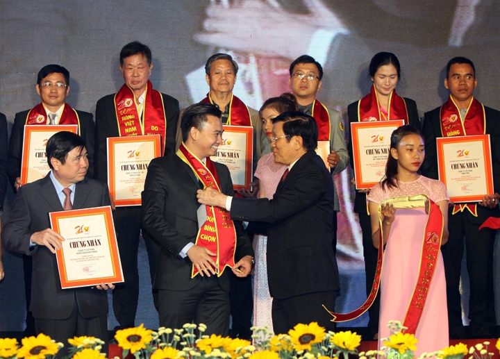 Президент СРВ принял участие в церемонии вручении звания "Высококачественный товар Вьетнама"