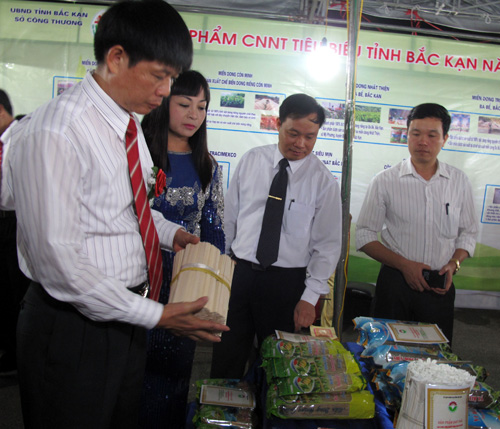 Провинция Баккан выдала удостоверения о проведении 13 торговых ярмарок в 2016 году