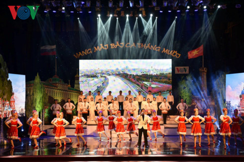 В Ханое прошла художественная программа, посвященная 100-летию Октябрьской революции