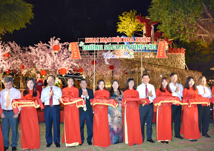 По всей стране открылись фестивали весенних цветов и книжные улицы по случаю Тэта