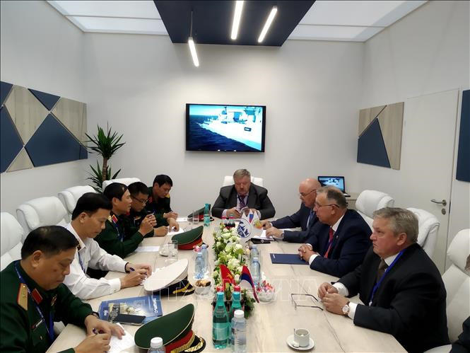 Вьетнамская делегация принимает участие в 9-м Международном военно-морском салоне 2019