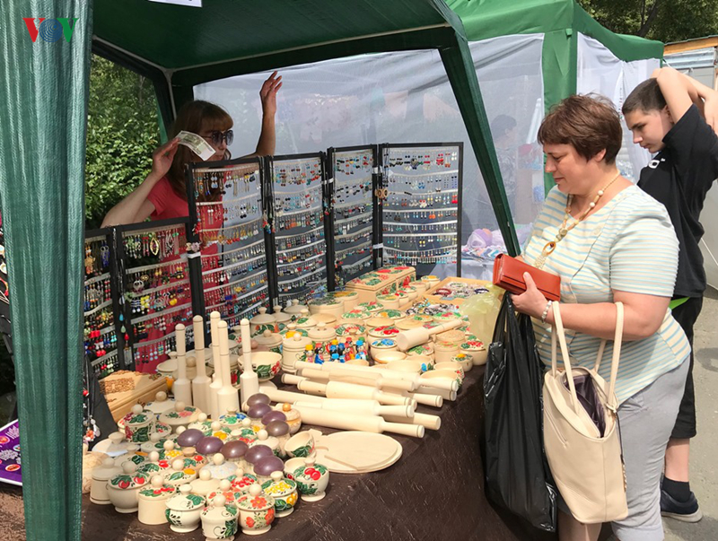 В РФ прошел фестиваль гравюры и украшенного клинкового оружия