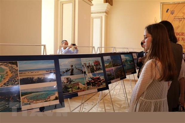 В Киеве прошла фотовыставка о достижениях, стране и людях Вьетнама