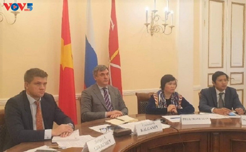Провинция Кханьхоа и город Санкт-Петербург провели онлайн-семинар по продвижению сотрудничества в области инвестиций, туризма и здравоохранения