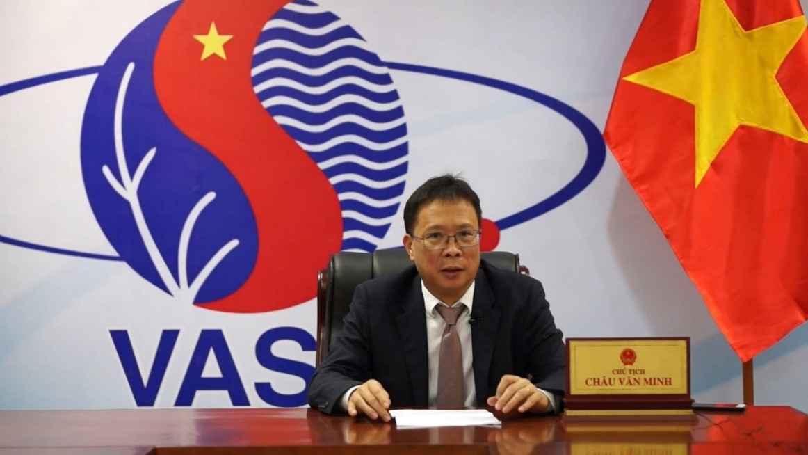 Президент академии наук и технологий Вьетнама был удостоен серебряной медали государственной академии наук Беларуси