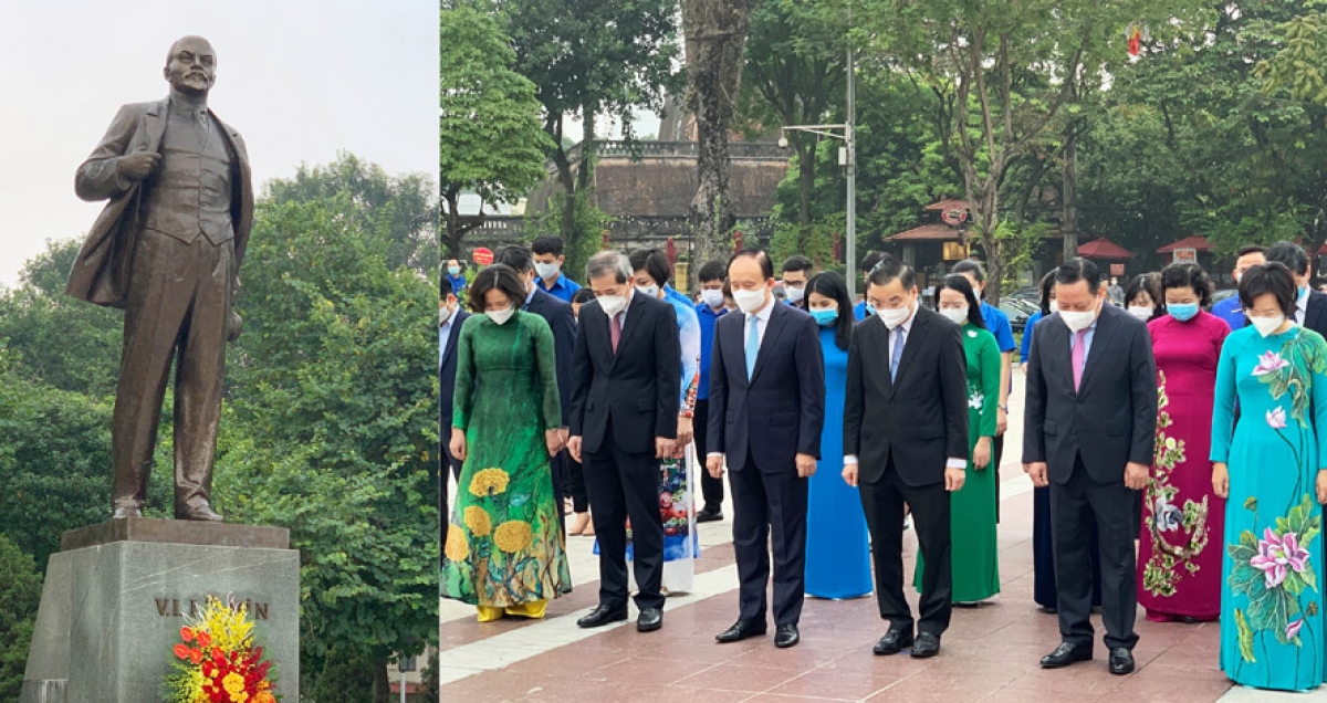 В Ханое состоялась церемония возложения цветов к памятнику В.И. Ленину по случаю празднования Октябрьской революции