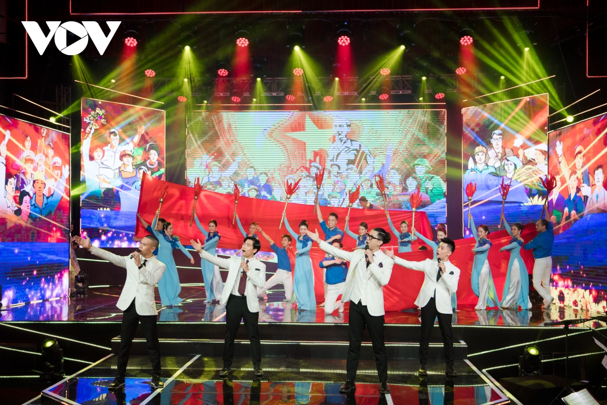 Радио «Голос Вьетнама» провело программу, посвященную 92-й годовщине Дня основания КПВ и наступившего Тэта