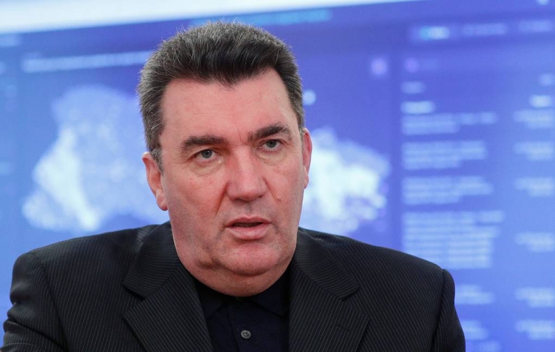 Совет национальной обороны и безопасности Украины принял решение о введении чрезвычайного положения по всей стране