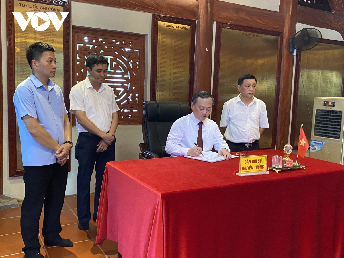 Генеральный директор Радио «Голос Вьетнама» До Тиен Си посетил Национальное кладбище павших фронтовиков Ви Суен