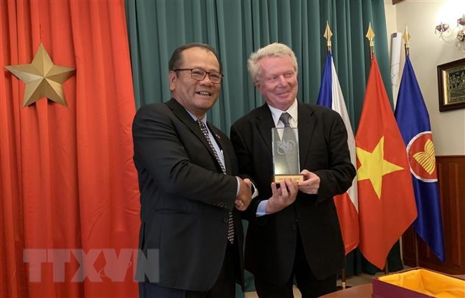 Вручение национальной премии внешнего информирования чешскому писателю Карелу Сысу