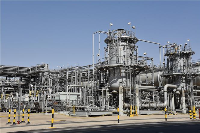 Страны ОПЕК+ договорились резко сократить добычу нефти