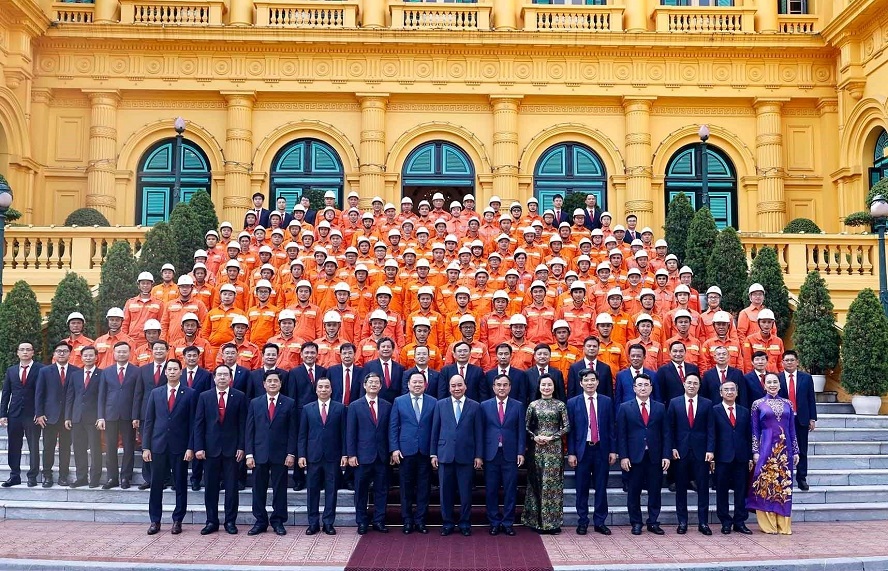 Президент Вьетнама встретился с лучшими  рабочими в сфере электроэнергетики