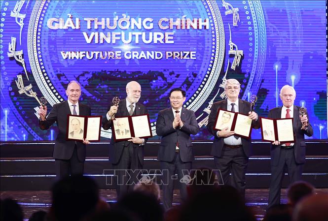 Председатель НС СРВ принял участие в церемонии вручения премии VinFuture