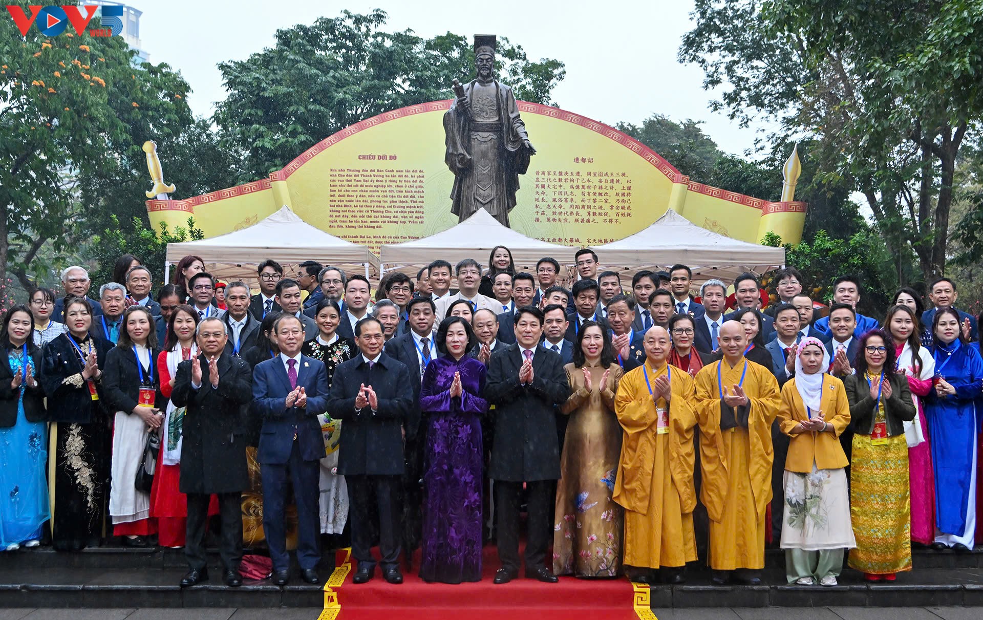 Президент Вьетнама Лыонг Кыонг вместе с представителями вьетнамской диаспоры за рубежом воскурил благовония у памятника Ли Тхай То и в храме Нгокшон
