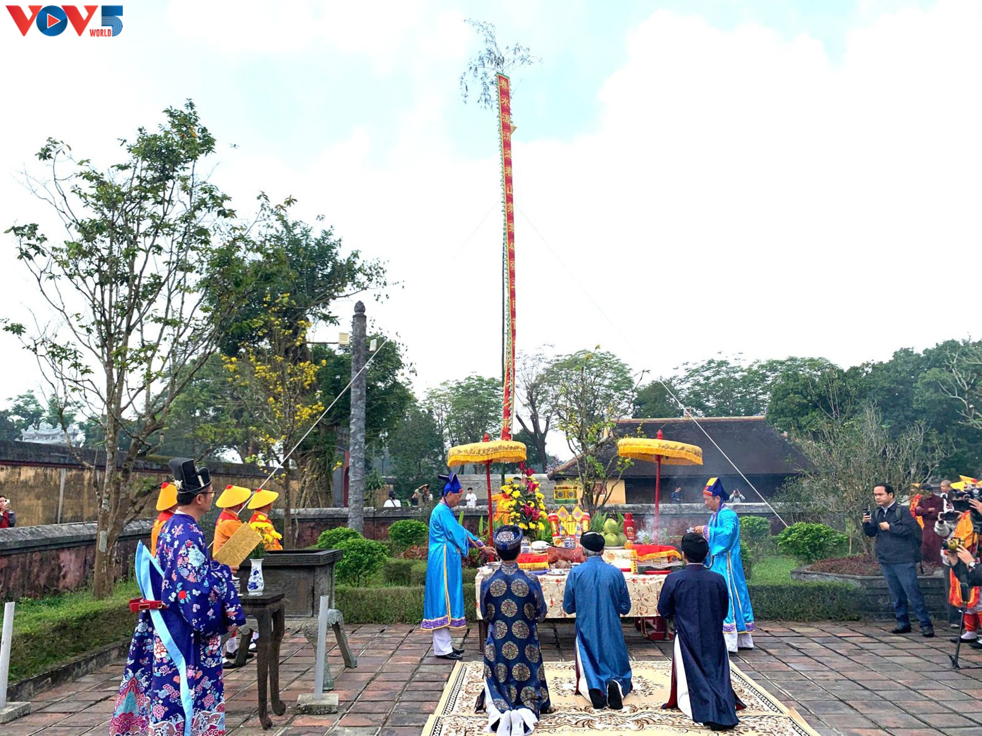 Воссоздан ритуал установки новогоднего шеста в Императорской цитадели Хюэ