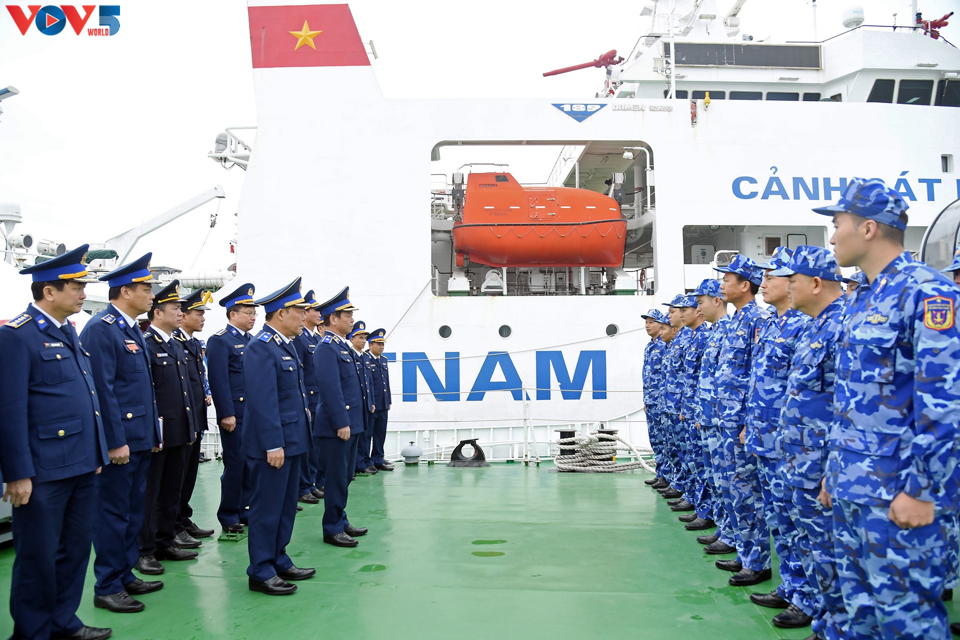 Корабль морской полиции 4036 выходит в море в дни Тэта