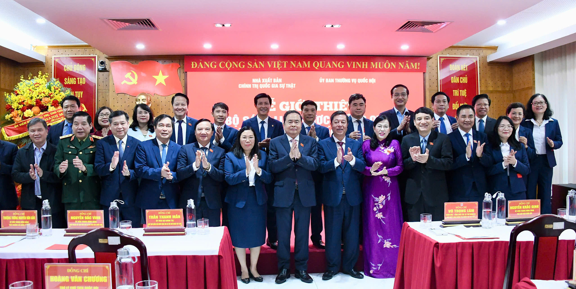 Радикальное обновление  пропаганды материалов по теории, политике и законодательству