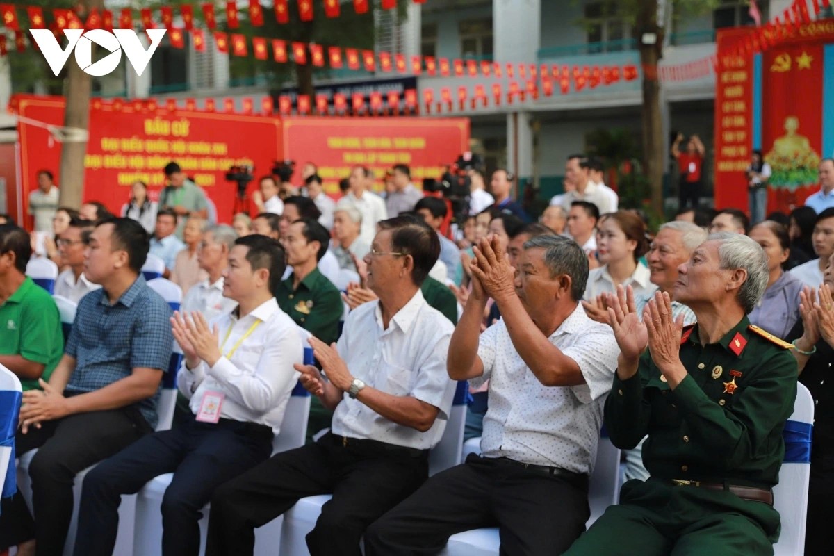 Многие избиратели в Хошимине голосуют с раннего утра