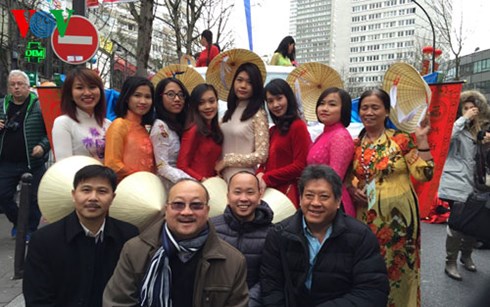 nguoi viet tai phap lan dau tham gia dieu hanh nhan tet nguyen dan hinh 0