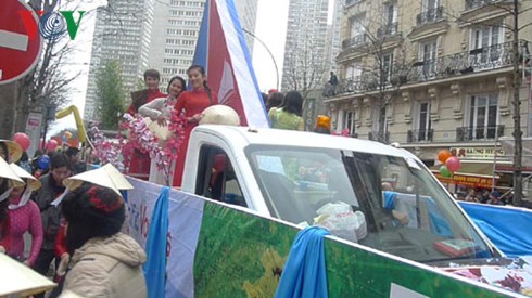 nguoi viet tai phap lan dau tham gia dieu hanh nhan tet nguyen dan hinh 4