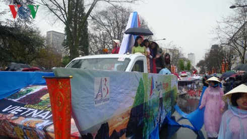 nguoi viet tai phap lan dau tham gia dieu hanh nhan tet nguyen dan hinh 2