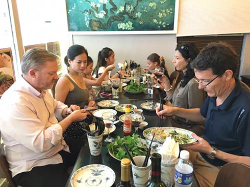 me am thuc viet, thanh cong tren quoc dao singapore hinh 2