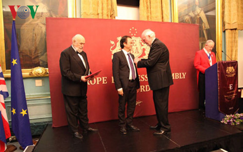 mot viet kieu duoc trao giai thuong lanh dao doanh nghiep xuat sac hinh 0