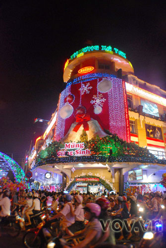 นครโฮจิมินห์ฉลองคริสต์มาส