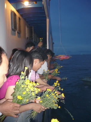 พิธีรำลึกทหาร 64 นายที่สละชีพเพื่อรักษาอธิปไตยเหนือหมู่เกาะTruong Sa เมื่อปี1988