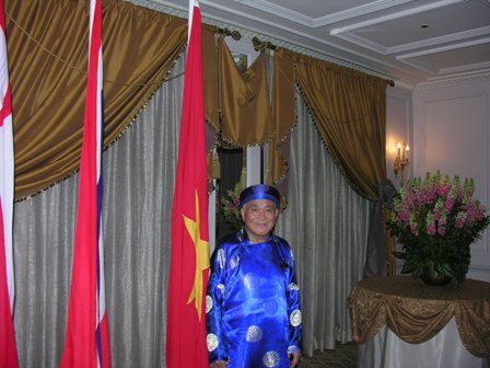 นักเขียนเวียดนามรับรางวัลซีไรต์2011