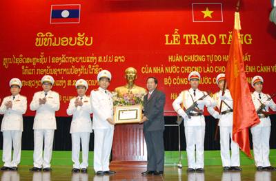 ลาวมอบเหรียญอิสริยาภรณ์เสรีชั้น 1 ให้แก่กองบัญชาการอารักขาเวียดนาม