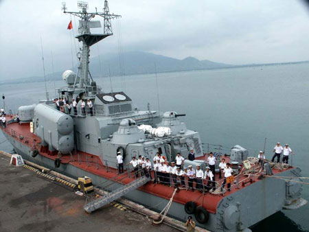 พลโท Do Ba Ty ให้การต้อนรับผู้บัญชาการทหารเรือฟิลิปปินส์