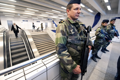 ตำรวจฝรั่งเศสเร่งไล่ล่ามือปืนกราดยิงหน้าโรงเรียนชาวยิว