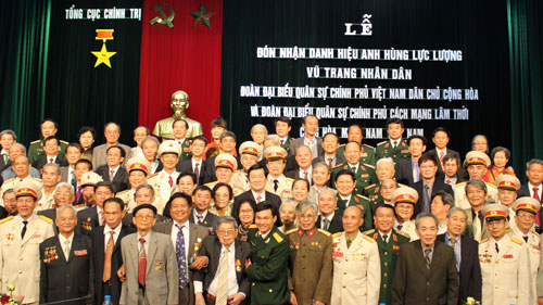 การมอบรางวัลวีรชนให้แก่คณะผู้แทนทหารของรัฐบาลสาธารณรัฐประชาธิปไตยเวียดนามและคณะผู้แทนทหารของรัฐบาลปฏิวัติชั่วคราวภาคใต้วน.