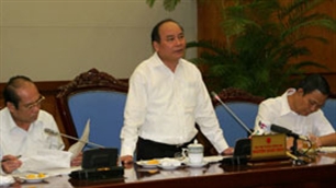 รองนายกรัฐมนตรี Nguyen Xuan Phucเป็นประธานการประชุมคณะกรรมการชี้นำเกี่ยวกับการทดลองรูปแบบการจัดตั้งเทศบาลเมือง