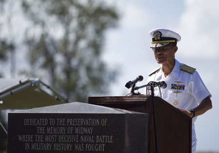 รัฐมนตรีช่วยกระทรวงกลาโหมเวียดนาม Nguyễn Văn Hiến ให้การต้อนรับพลเรือเอก Cecil D.Haney