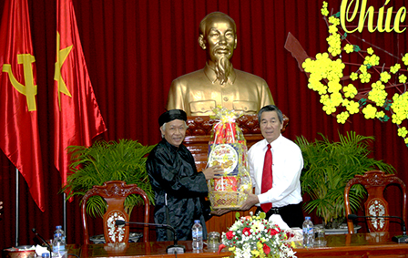 กิจกรรมฉลองวันก่อตั้งพรรคคอมมิวนิสต์และต้อนรับตรุษเต๊ดประเพณีในท้องถิ่นต่างๆ