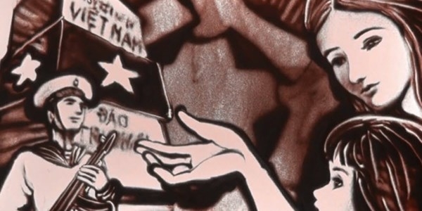 การวาดภาพด้วยทราย "แม่เล่าให้ลูกฟังเรื่องทะเลตะวันออก"