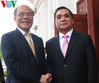 ท่านเหงียนซิงหุ่ง ประธานรัฐสภาเวียดนามเข้าเยี่ยมคราวะนายกรัฐมนตรีลาว