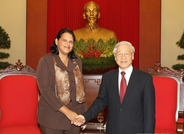 เลขาธิการใหญ่พรรคคอมมิวนิสต์เวียดนามเหงียนฟู้จ๋องให้การต้อนรับรองประธานสภาแห่งรัฐคิวบา