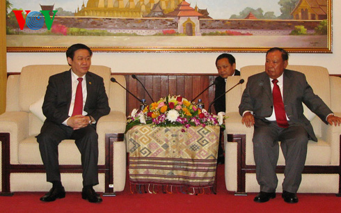 รองประธานประเทศลาวให้การต้อนรับคณะกรรมการเศรษฐกิจส่วนกลางของพรรคคอมมิวนิสต์เวียดนาม