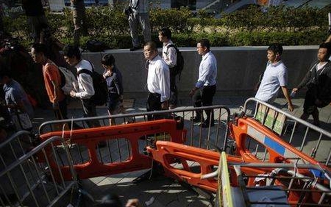 โรงเรียนบางแห่งในฮ่องกงให้นักเรียนหยุดเรียนต่อไป ส่วนข้าราชการได้กลับมาทำงานเป็นปรกติ